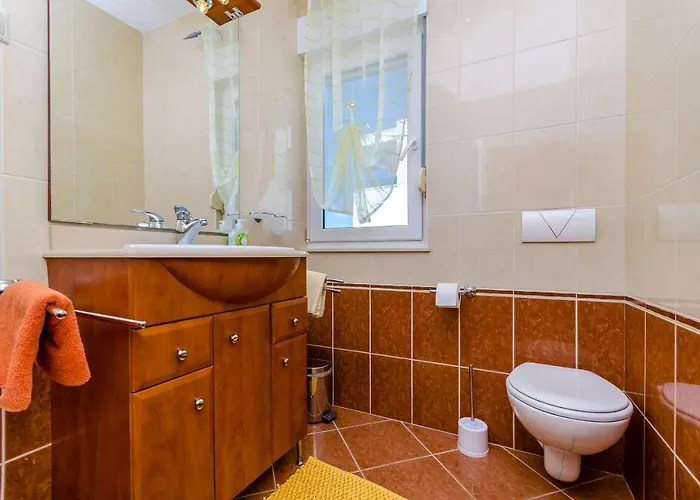 Apartment Palm Tree *